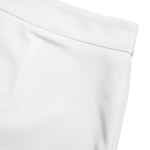 Gros plan détaillé montrant les coutures et la texture du tissu blanc du pantalon décontracté