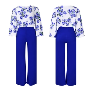 Vue avant et arrière du haut à fleurs et du pantalon large bleu marine en ensemble