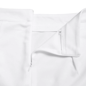 Détail de la fermeture éclair invisible et des coutures fines sur le pantalon blanc