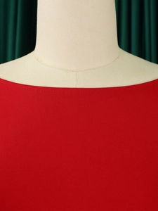 Détail de l'élégante encolure carrée rouge et des coutures du tissu de haute qualité sur mannequin