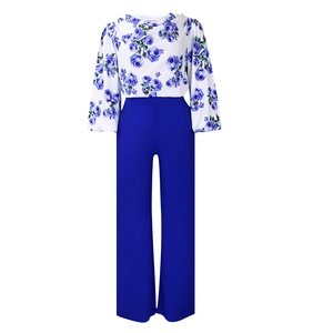 Détail de l'imprimé floral rose bleue sur haut blanc et pantalon large assorti