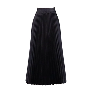 Vue détaillée de la jupe longue plissée noire montrant la taille élastique et la texture