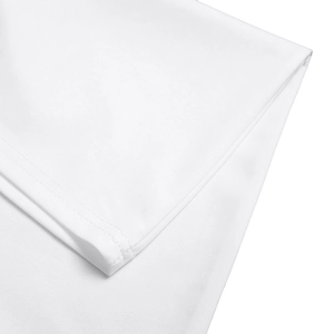 Détail de la couture à la machine et texture fine du tissu sur le pantalon blanc taille haute