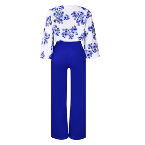 Vue arrière du haut imprimé floral et du pantalon large bleu royal avec zip au dos