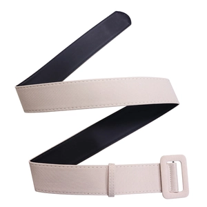 Gros plan d'une large ceinture élastique beige avec une boucle rectangulaire assortie