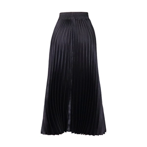 Détail d'une jupe longue plissée noire avec finition satinée et taille élastique confortable