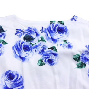 Détail du col rond et de l'imprimé floral rose bleue sur tissu léger blanc