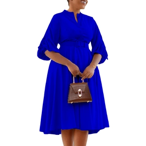 Détail de la robe trapèze bleu roi avec manches bouffantes plissées et ceinture à boucle carrée
