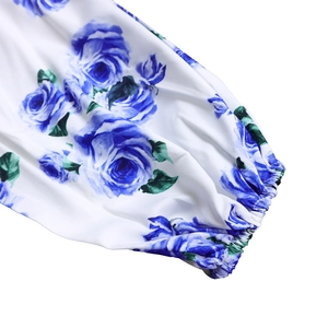 Détail du tissu à imprimé floral avec poignet élastique froncé sur ensemble femme