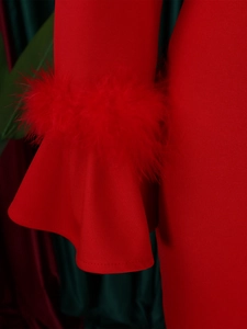 Détail des manches évasées élégantes avec bordure en plumes sur robe rouge