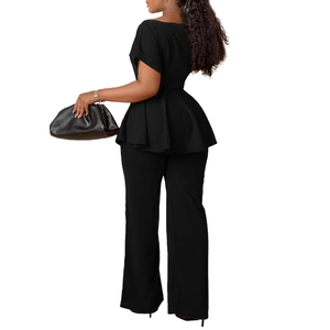 Détail d'un haut noir à volants et d'un pantalon large à taille haute pour femmes