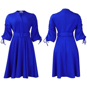 Robe midi bleue à col en V avec ceinture à boucle carrée et détails de manches à cordon