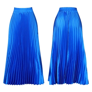 Vue détaillée de la jupe longue plissée bleu roi à taille haute en satin brillant