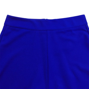 Détail du pantalon taille haute bleu roi avec coutures verticales et tissu tissé