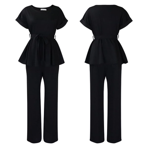 Vue avant et arrière du haut à basque noir et de l'ensemble pantalon large à taille haute
