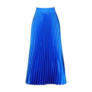 Détail d'une jupe longue plissée bleu roi avec taille élastique et finition satinée