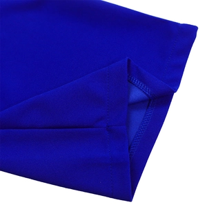 Vue détaillée du pantalon bleu large montrant la qualité des coutures à double aiguille