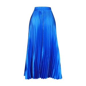 Détail de jupe longue plissée bleu roi avec taille haute élastique et tissu satiné lisse