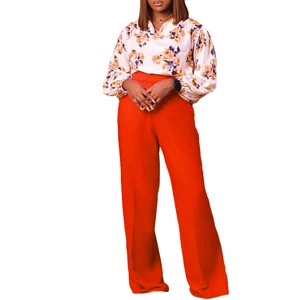Détail du haut à manches longues imprimé floral et du pantalon large orange vif