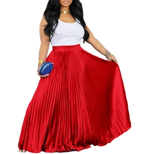 Détail d'une jupe longue plissée à taille haute en satin rouge brillant avec taille élastique