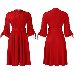 Détail de robe rouge à manches longues avec col en V, plis et ceinture nouée