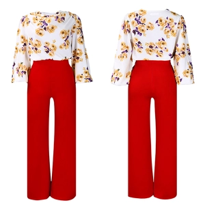 Vue détaillée avant et arrière du chemisier floral avec pantalon rouge à jambes larges