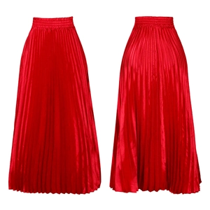 Vue détaillée de la jupe longue plissée rouge en satin avec taille haute élastique