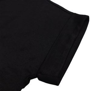 Détail du revers de manche en maille noire avec couture et texture de qualité