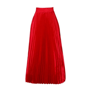Vue détaillée d'une jupe longue plissée rouge avec fini satiné et taille élastique