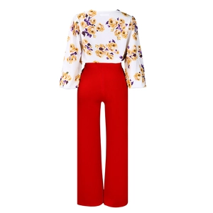 Détail du haut à fleurs et du pantalon large rouge dans cet ensemble élégant deux pièces
