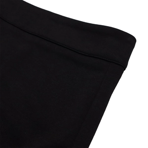 Détail macro du tissu tricoté noir avec coutures renforcées et texture de haute qualité
