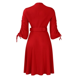 Vue arrière d'une robe rouge avec manches plissées, liens aux poignets et ceinture assortie