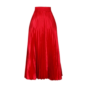 Vue détaillée de la jupe longue plissée rouge en satin soyeux avec taille haute élastique