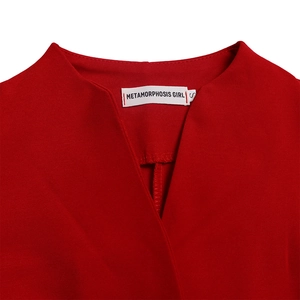 Détail du col en V sur robe trapèze rouge avec étiquette de marque Metamorphosis Girl