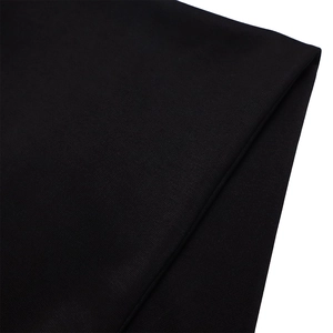 Gros plan sur le tissu en coton tricoté noir montrant les coutures et la texture