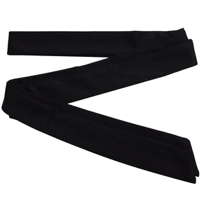 Vue détaillée d'une ceinture en tissu tricoté noir avec une texture mate lisse