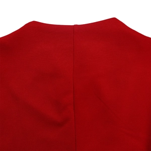 Détail de la couture sur tissu rouge de qualité et texture fine de la robe trapèze