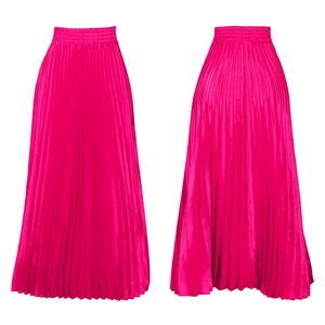 Détail de la jupe longue plissée rose fuchsia avec taille haute élastique et coupe en A