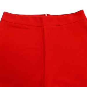 Détail de la taille haute du pantalon rouge avec une fermeture éclair invisible lisse