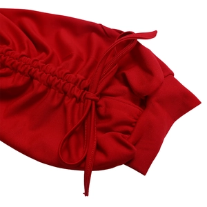 Détail de la texture du tissu plissé rouge avec cordon de serrage et poignets côtelés