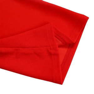Gros plan détaillé sur le tissu en maille rouge avec couture robuste à double aiguille