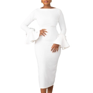 Détail de la robe midi blanche avec manches évasées ornées de plumes et encolure bateau