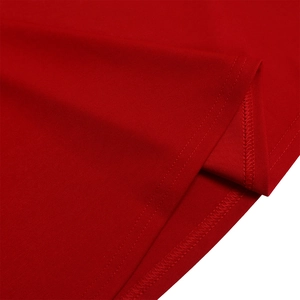 Détail macro de l'ourlet d'une robe en tricot rouge avec couture à double aiguille
