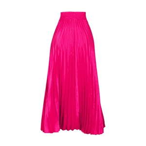 Détail d'une jupe plissée fuchsia éclatante avec texture soyeuse et taille élastique