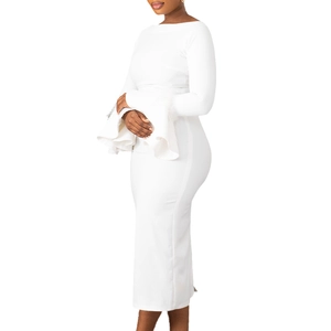 Détail de la robe moulante blanche avec manches cloche en plumes et décolleté bardot chic