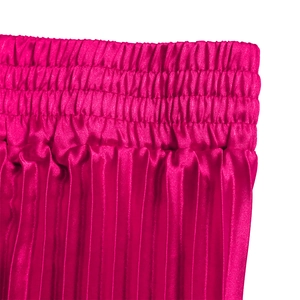 Vue détaillée de la jupe plissée fuchsia avec taille élastique et finition satinée lisse