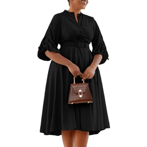 Détail d'une robe mi-longue noire avec manches lanternes bouffantes et poignets froncés