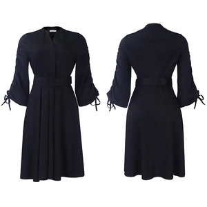 Détail de robe plissée bleu marine avec col en V et poignets à cordon de serrage