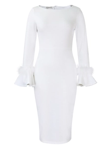 Détail de la robe moulante blanche avec d'élégantes finitions en plumes sur les manches