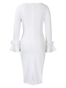 Vue arrière de robe blanche moulante avec manches évasées bordées de fausse fourrure chic